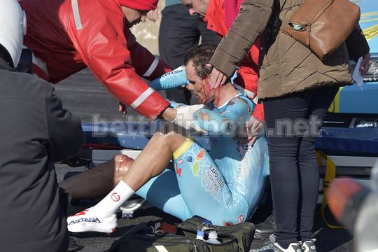 Luis León Sánchez soccorso dopo la caduta di Sagres © Bettiniphoto