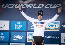 Wout Van Aert festeggia la sua prima coppa del mondo © UCI