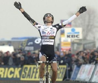 Niels Albert, primo nella tappa di Koksijde della Coppa del Mondo di cross © Sporza.be