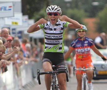 La felicità di Martine Bras, vincente davanti a Valentina Bastianelli - Foto © Sportfoto.nl