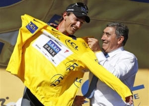 Merckx consegna la maglia gialla a Cancellara - Foto Daylife.com © AP