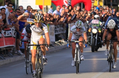 Noemi Cantele sprinta su Jasinska e Guderzo - Foto uff. stampa della corsa © Fabiano Ghilardi