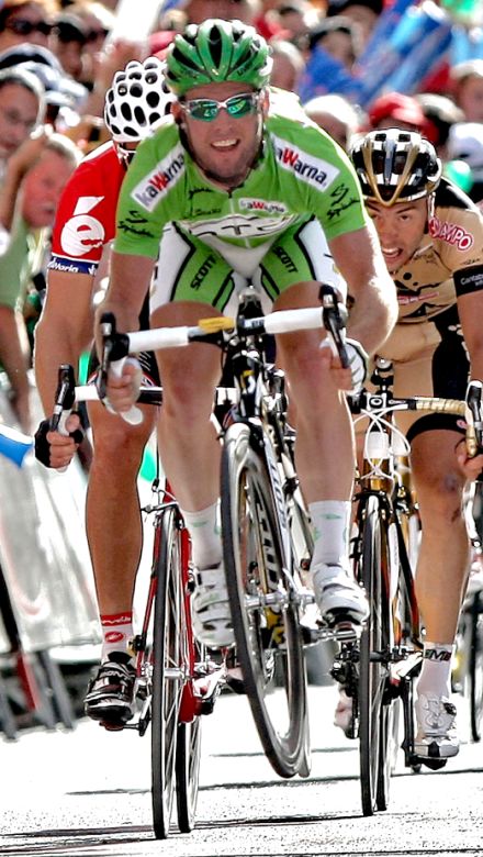 Il salto in bici con cui Mark Cavendish ha festeggiato al traguardo di Burgos - Foto Roberto Bettini