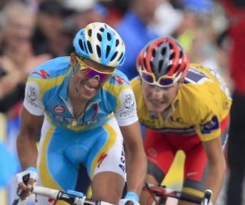 Contador e Brajkovic sprintano sull'Alpe d'Huez - Foto Daylife.com © Reuters Pictures