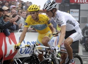 L'abbraccio tra Contador e Schleck dopo la non-volata sul Tourmalet © Bettiniphoto