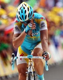 Il disappunto di Vinokourov al traguardo © Daylife.com © Getty Images