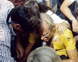 Fignon sfinito e affranto al termine della celeberrima crono di Parigi che gli costò il Tour 1989
