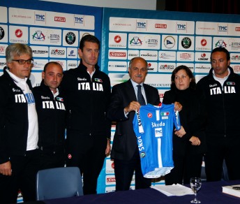 I quattro ct azzurri con Di Rocco, Gabiotti e la maglia © Bettiniphoto