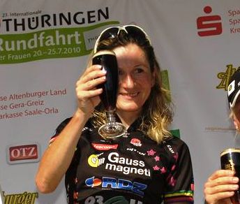 Edita Pucinskaite brinda alla sua recente vittoria al Thüringen Rundfahrt - Foto da Thueringenrundfahrt-frauen.de