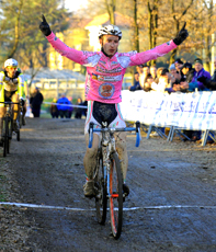 Fabio Ursi vince in maglia rosa a Borgosesia © Soncini-Federciclismo.it