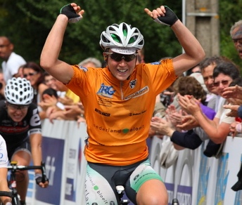 Il sorriso di Van Vleuten a Cloyes sur le Loire © Sito Uff. della corsa