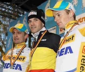 Niels Albert, nuovo campione nazionale belga, sul podio tra Bart Wellens e Kevin Pauwels © Het Nieuwsblad-Belga