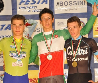 Il podio dell'Inseguimento Individuale Juniores agli Assoluti su Pista di Montichiari, con Martinelli tra Longo e Castegnaro © www.velodromofassabortolo.com