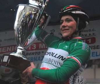 Monia Baccaille sul podio del Trofeo Vannucci © Ufficio stampa della corsa
