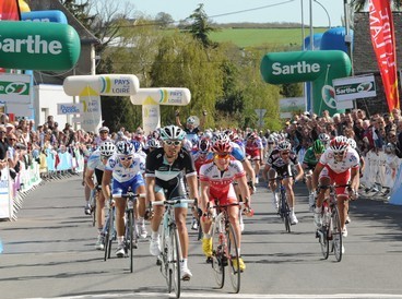 La volata di Bennati su Dumoulin © CircuitCycliste.Sarthe.com