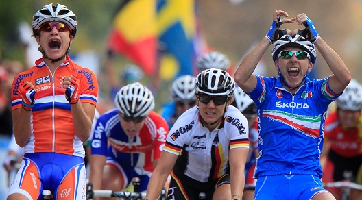 Giorgia Bronzini, a destra, entusiasta per la vittoria mondiale. Marianne Vos, a sinistra, urla la sua disperazione. Ina Teutenberg, in mezzo, si prende il bronzo © Bettiniphoto