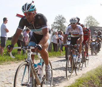 Fabian Cancellara, Thor Hushovd e Alessandro Ballan sul pavé di Pont-Thibaut © Bettiniphoto