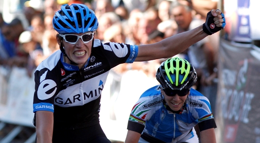 Noemi Cantele batte Tatiana Guderzo nello sprint a due e si aggiudica il titolo di Campionessa Italiana 2011 © Bettiniphoto