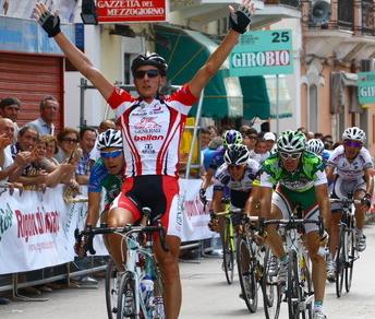 Daniele Cavasin regola i compagni di fuga a Rodi Garganico - Foto Ufficio Stampa della corsa © Foto Scanferla