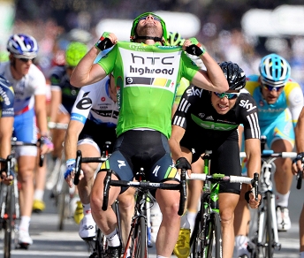 Mark Cavendish esibisce sui Campi Elisi la maglia verde della classifica a punti © Bettiniphoto