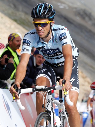 Alberto Contador taglia il traguardo pesantemente staccato © Bettiniphoto