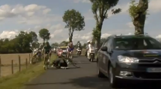 Nel fotogramma tv il momento in cui un'auto investe Flecha (per terra) in corsa. Sulla sinistra Hoogerland è in volo, atterrerà sul filo spinato © Eurosport.co.uk