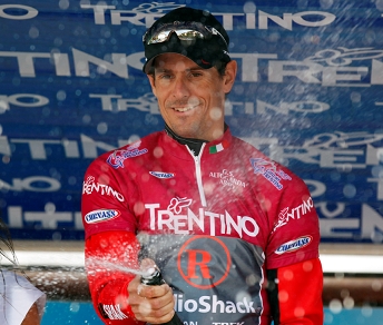 Andreas Klöden festeggia sul podio della prima tappa del Giro del Trentino © Bettiniphoto