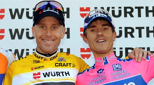 Levi Leipheimer e Damiano Cunego si abbracciano sul podio dopo lo splendido duello al Tour de Suisse © Bettiniphoto