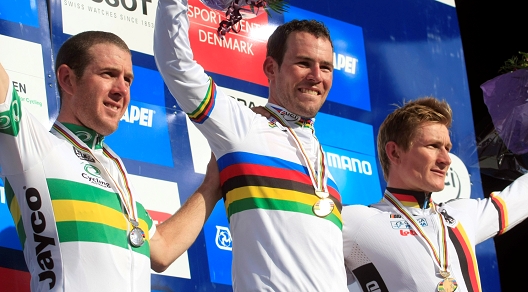 Mark Cavendish sul podio mondiale tra Matthew Goss secondo e André Greipel terzo © Bettiniphoto