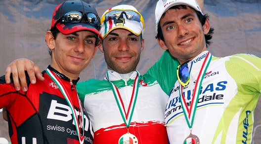 Giovanni Visconti tra Mauro Santambrogio e Simone Ponzi sul podio del Campionato Italiano © Bettiniphoto