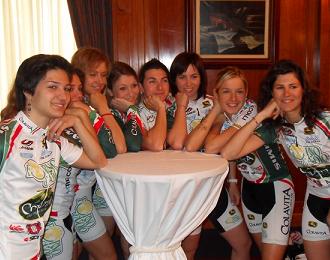 Le ragazze all'interno del Hotel de Paris © Cicloweb.it