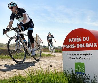 Il grande favorito Fabian Cancellara in ricognizione sul pavé della Parigi-Roubaix © Bettiniphoto