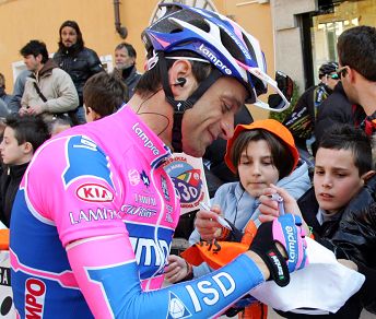 Michele Scarponi firma autografi ai suoi giovani fans © Bettiniphoto