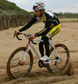 Elia Silvestri in azione sulla sabbia di Torre Canne © Cicloweb.it