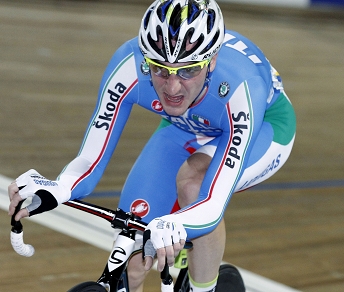 Elia Viviani in maglia azzurra impegnato in pista nell'Omnium ai Mondiali di Apeldoorn © Bettiniphoto