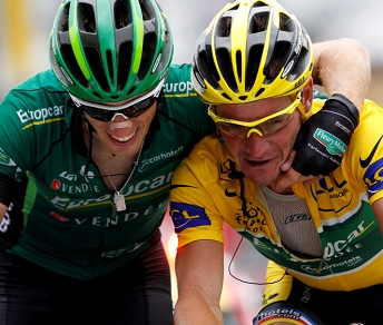 Thomas Voeckler abbracciato da Pierre Rolland che gli ha dato una grande mano a difendere la maglia gialla © Bettiniphoto