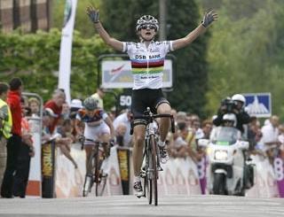 La prima vittoria alla Freccia Vallone è in maglia iridata La prima vittoria alla Freccia Vallone è in maglia iridata