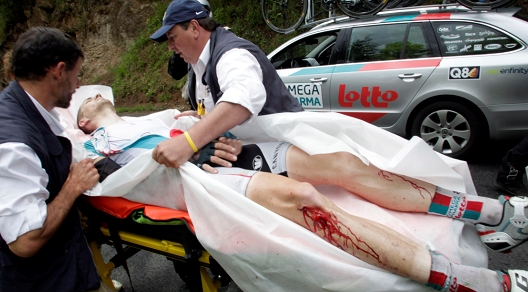 Frederik Willems, tra i corridori caduti nella discesa del Pas du Peyrol. Per lui clavicola fratturata e tante ferite © Bettiniphoto