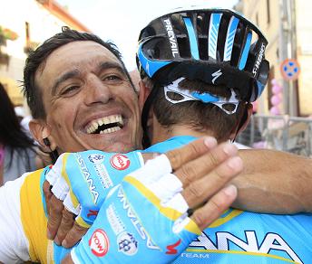 Tiralongo abbraccia un compagno di squadra dopo la vittoria a Rocca di Cambio © Bettiniphoto