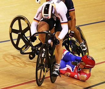 La caduta di Jason Kenny nel Keirin, Stefan Bötticher resta in sella e vince © Sportinglife