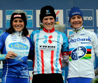 Il podio di Namûr, con Katherine Compton tra Katerina Nash e Marianne Vos © Bettiniphoto