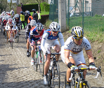 Marianne Vos, a ruota di Ina-Yoko Teutenberg nel Fiandre 2010, domani non sarà in gara - Foto podiumcafe.com