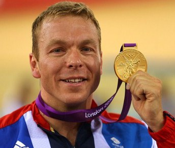 Dopo la vittoria nel Keirin Chris Hoy esibisce il sesto oro olimpico © london2012.com