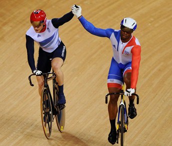 Jason Kenny proclamato vincitore della Velocità di Londra 2012 dal francese Grégory Baugé © london2012.com