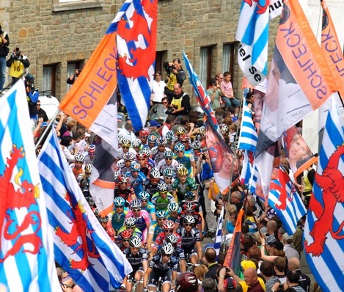 Le bandiere dei fans invadono il Saint-Nicolas al passaggio del gruppo © Photosport International