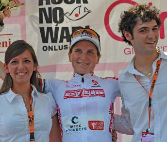 Elisa Longo Borghini conquista la maglia bianca di miglior giovane del Giro Donne 2012 © Andrea Ottolina