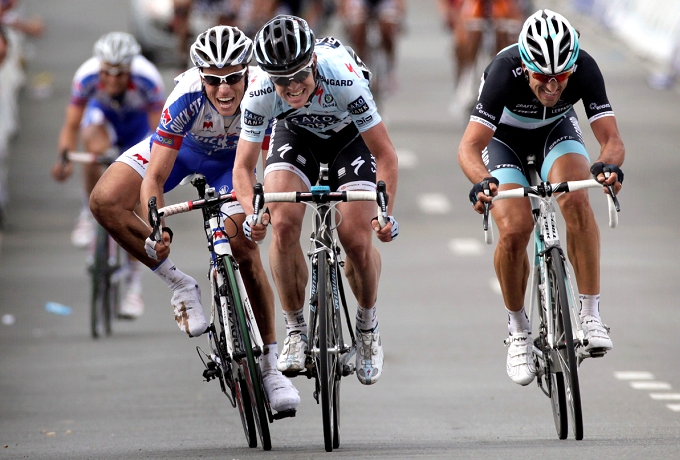Nick Nuyens si impone in uno sprint ristretto nel Giro delle Fiandre © Bettiniphoto