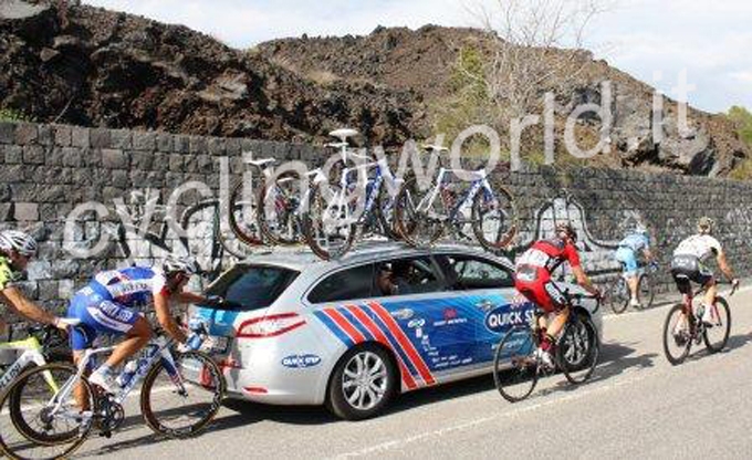 Ciclisti attaccati all'ammiraglia Quickstep durante una tappa del Giro © CyclingWorld.it