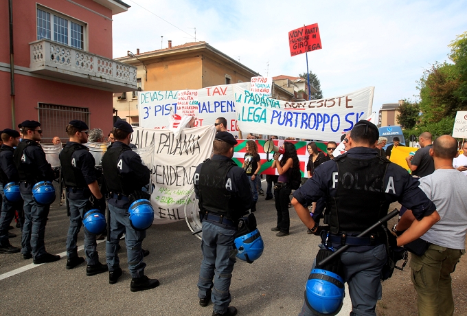 I poliziotti contengono i manifestanti durante il Giro di Padania © Bettiniphoto