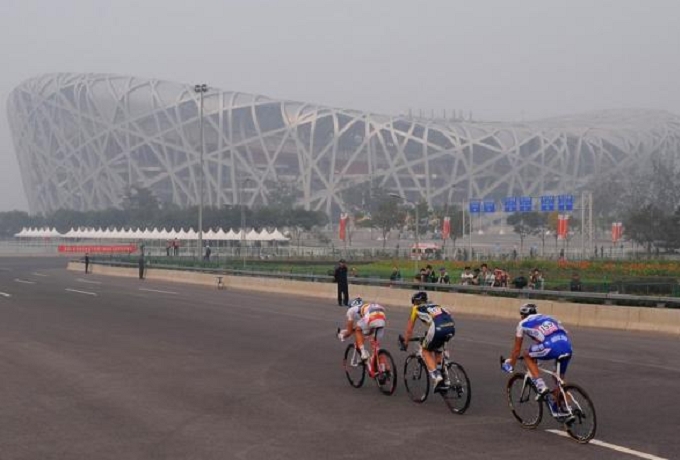 Sembra nebbia, ma è proprio smog quello che avvolge i ciclisti durante il Tour of Beijing © it.paperblog.com